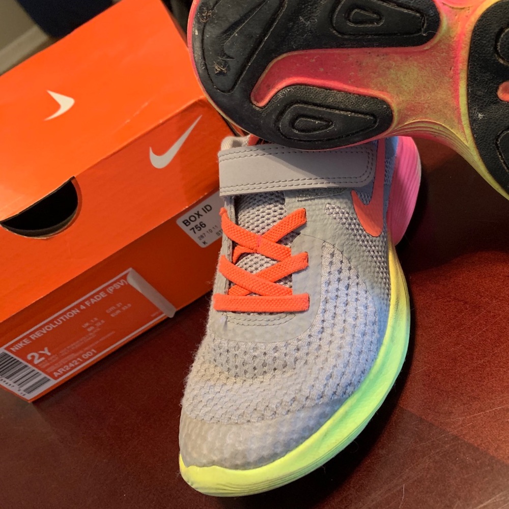 1Y Nike Revolution 4 Fade girls shoes